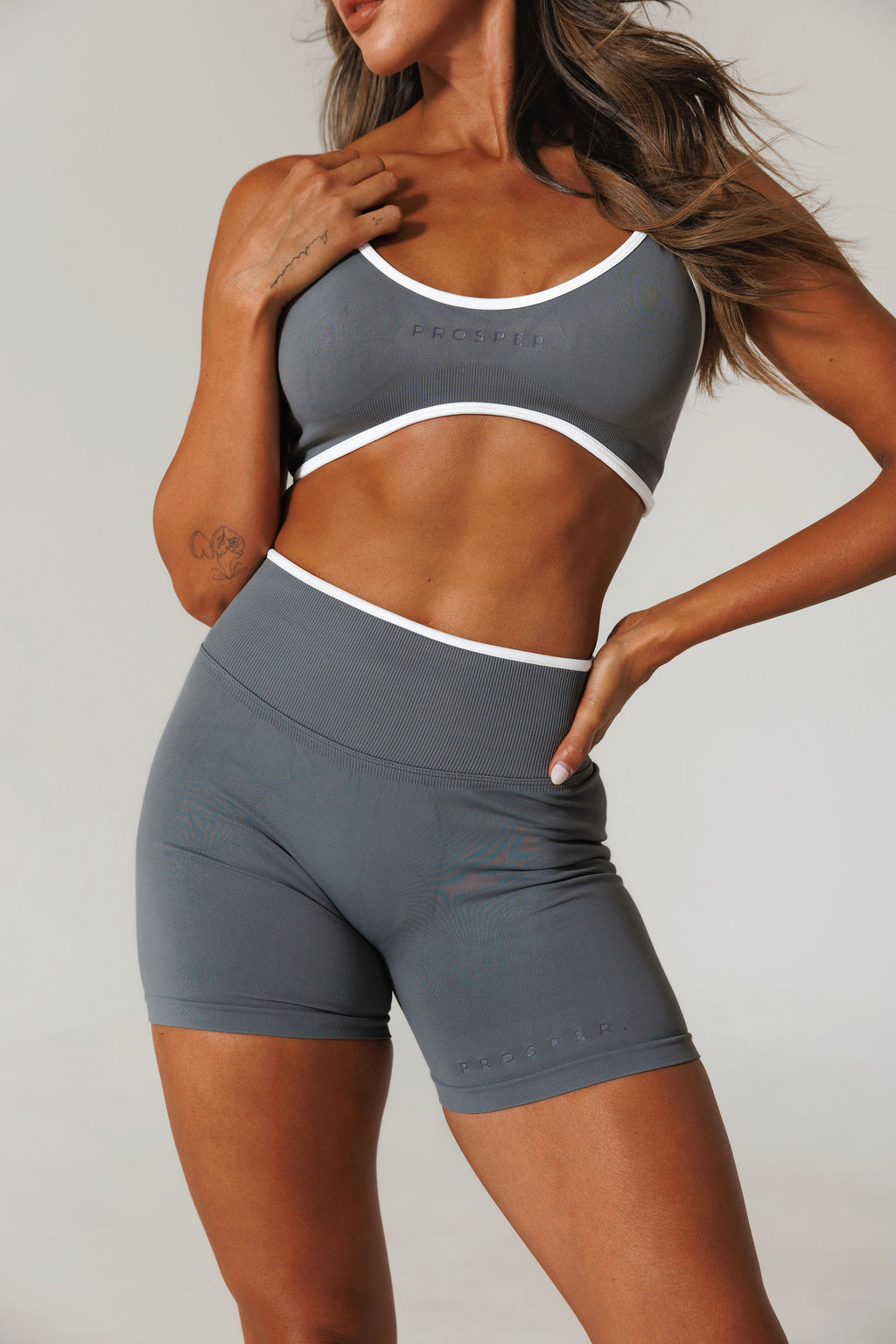 SAVVY SHORT: GRAY