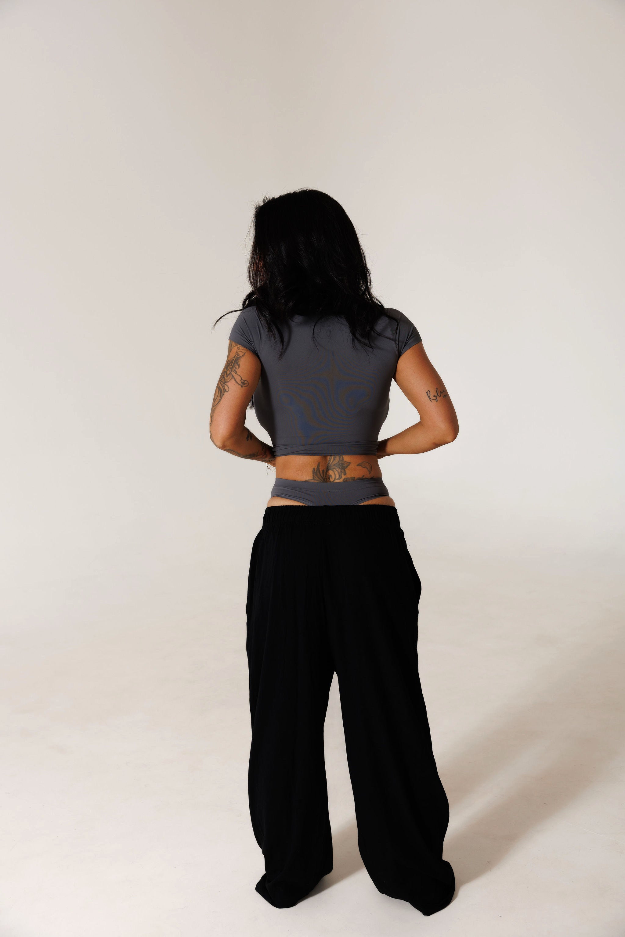 SOFT ERA LUXE TEE & MID RISE PANTIE SET: ASPHALT